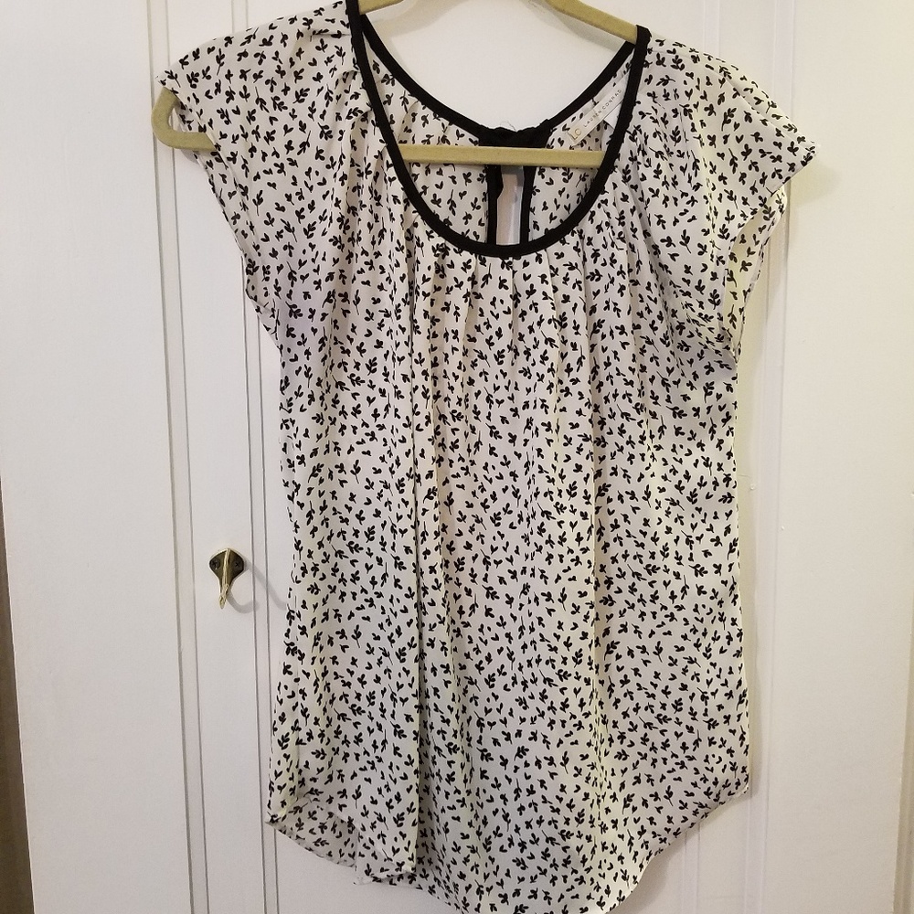 Blouse with flower pattern